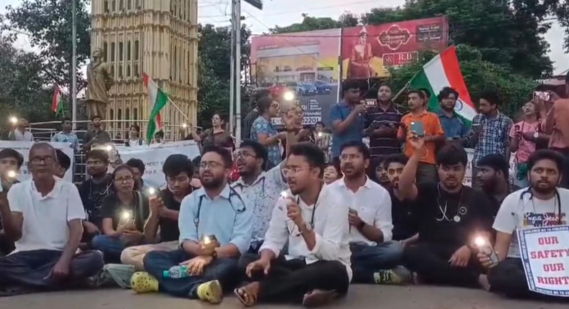 মেদিনীপুর শহরের প্রাণকেন্দ্রে কালেক্টরেট  চত্বরে মানববন্ধন ও অবস্থান কর্মসূচি পালন করে জুনিয়ার চিকিৎসকরা!