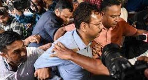 সন্দীপ ঘোষকে সপাটে চড় আদালত চত্বরে!