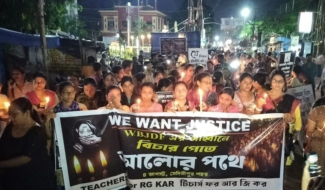 বুধবার রাতে সংগ্রামী মেদিনীপুরও আরজি করের ডাক্তাররা বিচার পেতে আলোর পথে’ নামে একটি কর্মসূচি পালন করলো!