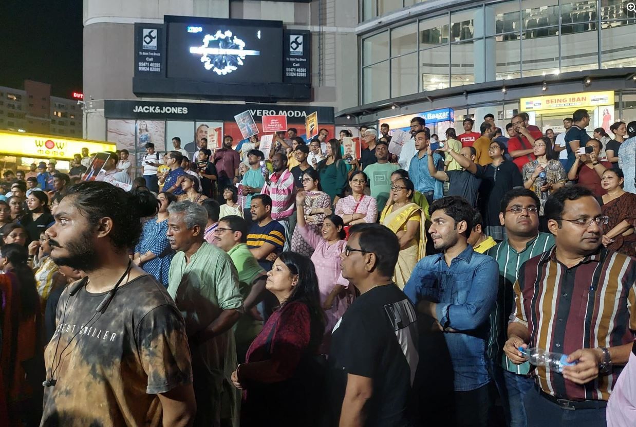 বুধবার দুর্গাপুর নাগরিক মঞ্চের পক্ষ থেকে  আরজি করের ডাক্তাররা বিচার পেতে আলোর পথে নামে একটি কর্মসূচি পালন করলো!