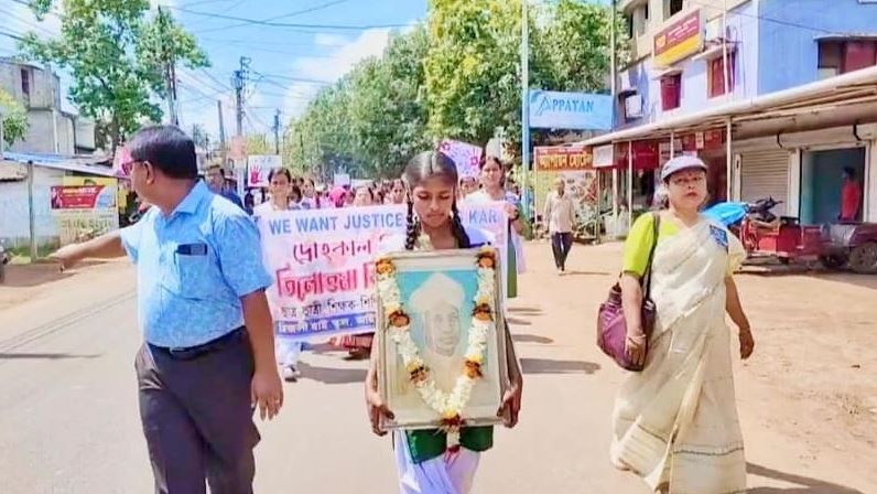 আর জি কর কাণ্ডের প্রতিবাদে প্রায় দেড় হাজার  খড়গপুরের  হিজলি ছাত্র-ছাত্রীরা মৌন মিছিল করলেন!