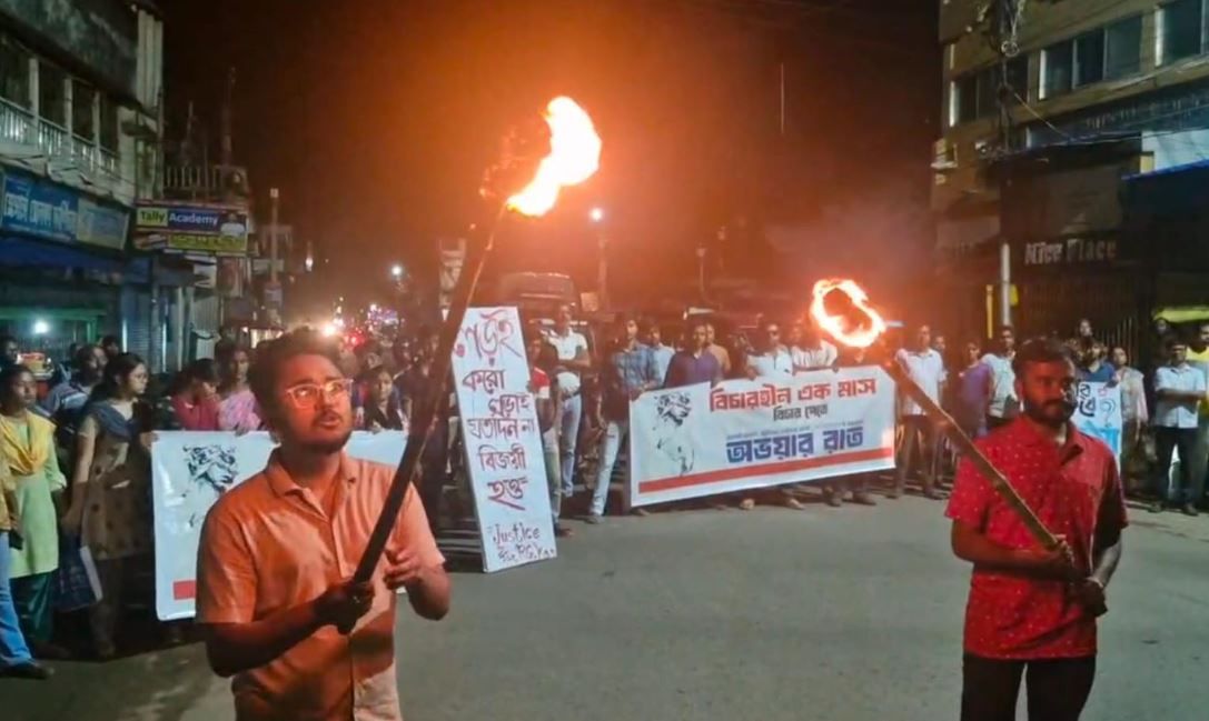আর জি করের ঘটনার প্রতিবাদে রবিবার সন্ধ্যায় ফের পথে মেদিনীপুর খড়্গপুরের  মানুষ!