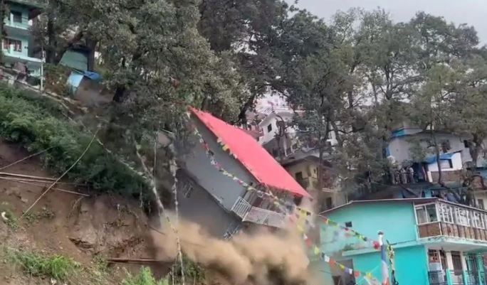 প্লাবিত পশ্চিম মেদিনীপুর, দাসপুরে ধসে গেল দোতলা বাড়ি, কেশপুরে মৃত এক!