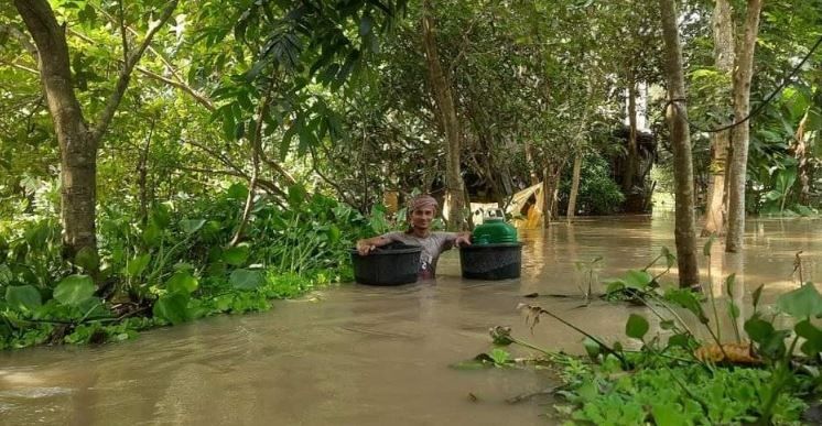 পশ্চিম মেদিনীপুরের ঘাটালে রাস্তায় চলছে নৌকো,এখনও বিদ্যুৎ বিচ্ছিন্ন বহু এলাকা!