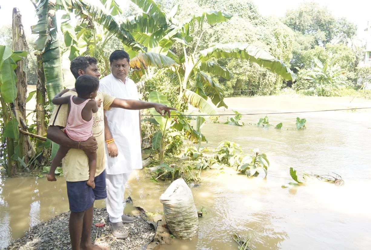 বৃহস্পতিবার পশ্চিম মেদিনীপুরের ঘাটাল ব্লকের প্রতাপপুর সহ একাধিক বন্যা কবলিত এলাকা পরিদর্শন করেন কেন্দ্রীয় প্রতিমন্ত্রী!