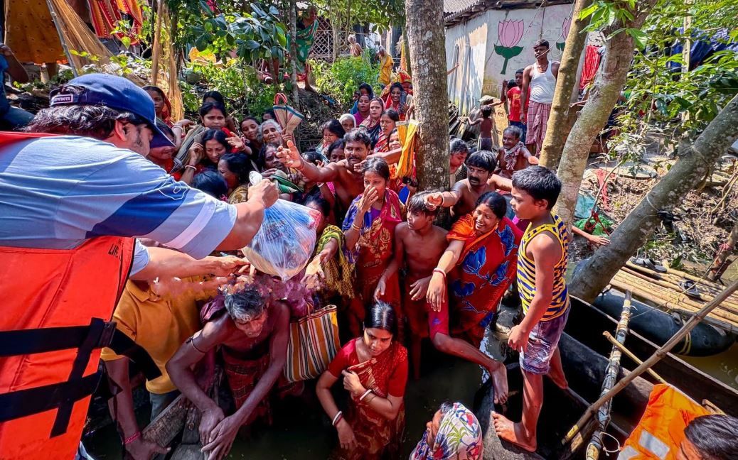 জলমগ্ন ঘাটালে ত্রাণ দিতে গিয়ে কি বললেন সাংসদ দেব!