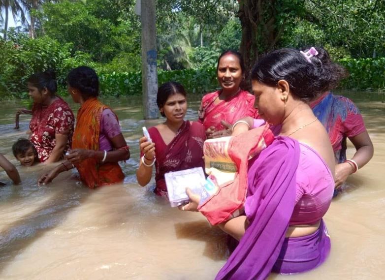 বন্যা দুর্গত এলাকাবাসীদের পরিষেবায় কর্মরত আশা কর্মীরা!