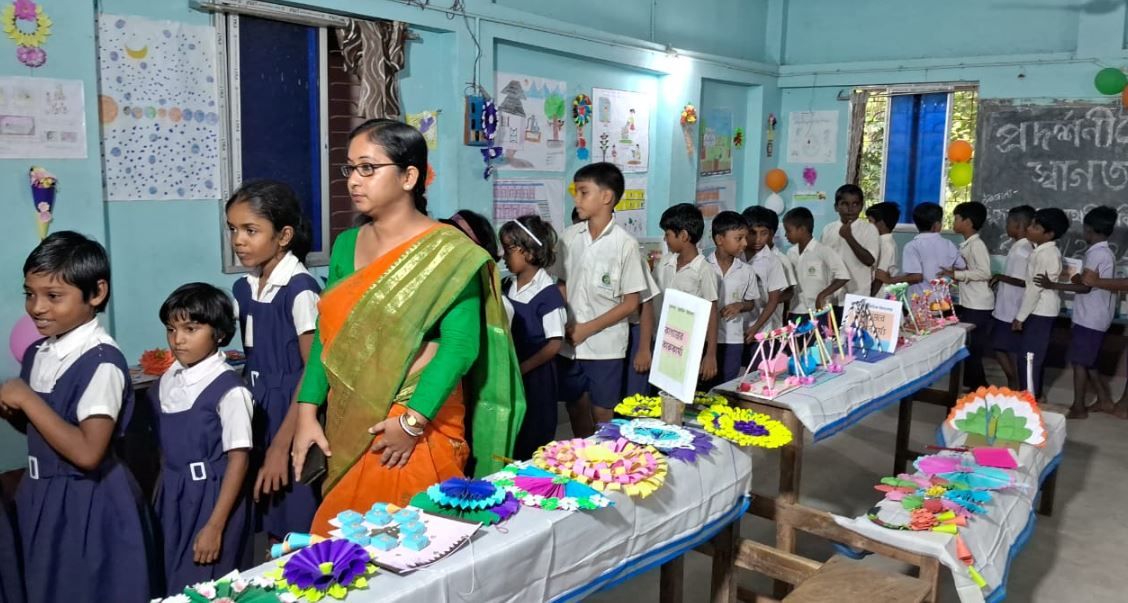 ফেলে দেওয়া জিনিস থেকে তৈরি সৌখিন দ্রব্যের প্রদর্শনী অনুষ্ঠিত হলো মুগবসানে!