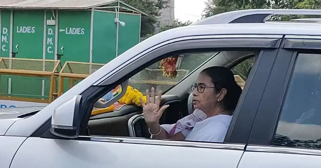 পূর্ব বর্ধমান ও দুর্গাপুরের দামোদর সংলগ্ন বাঁকুড়ার মানাচর এলাকায় বন্যা কবলিত এলাকা পরিদর্শন করেন মুখ্যমন্ত্রী!