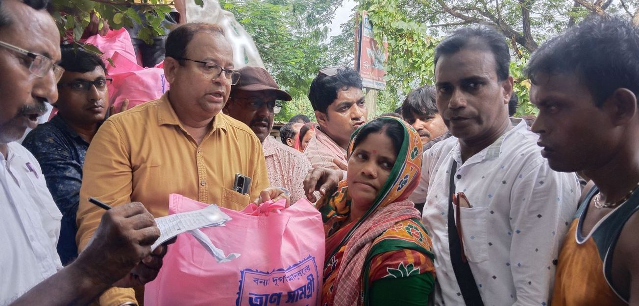 বন্যা দুর্গত মানুষের পাশে এসে দাঁড়ালো মেদিনীপুর রিয়েল এস্টেট ডেভলপার অ্যাসোসিয়েশন!