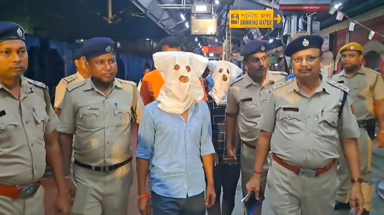 খড়গপুর স্টেশন থেকে দুই জনকে গ্রেফতার করলো চোরাই সোনার বিস্কুট নিয়ে!