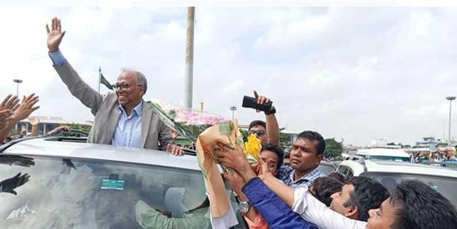 সাড়ে পাঁচ বছর নির্বাসিত জীবনের পর স্বদেশে ফিরলেন বাংলাদেশের সাংবাদিক মাহমুদুর রহমান!