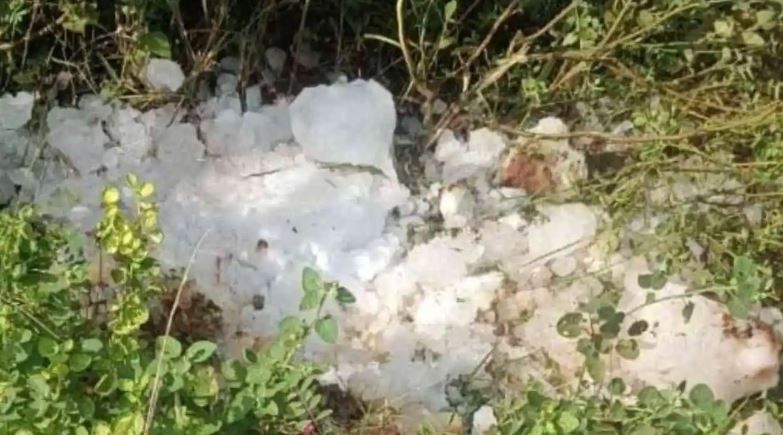বাঁকুড়ার সিমলাপাল ব্লকের ছোটো রামবনি এলাকায়  আকাশ থেকে কুইন্টাল কুইন্টাল বরফ পড়ছে!