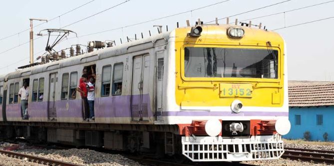 দুর্ঘটনার কবলে লোকাল ট্রেন, চরম আতঙ্কে যাত্রীরা!
