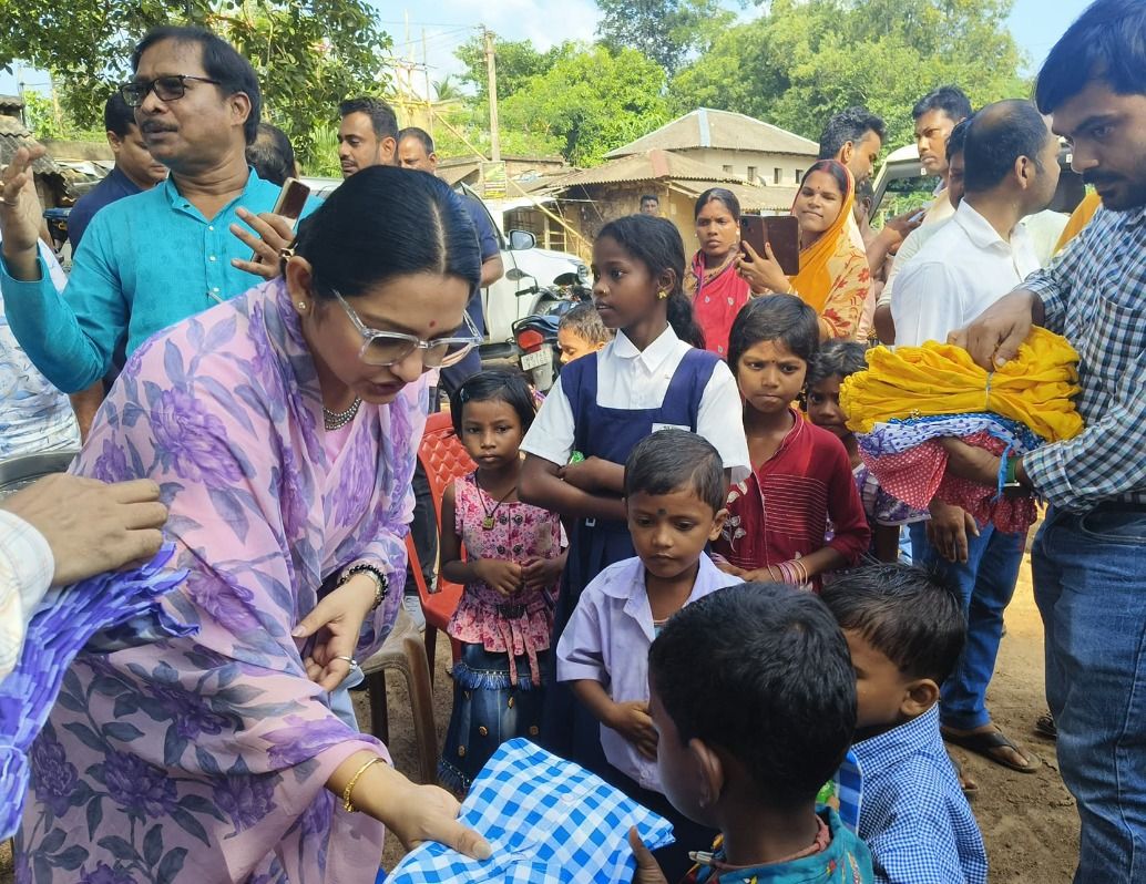 মেদিনীপুরের সাংসদ জুন মালিয়া রাজ্যের বন্যাদুর্গত এলাকাতে ত্রাণ তুলে দিলেন!