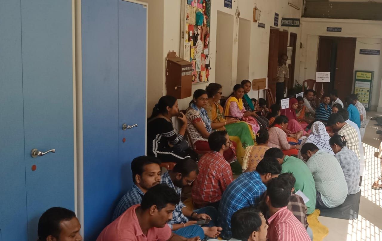 মেদিনীপুর কলেজের ভারপ্রাপ্ত অধ্যক্ষের আশ্বাসে ও দুই ছাত্র শিবিরের মধ্যস্থতায় স্থায়ী-অস্থায়ী শিক্ষা কর্মীরা কিছু দিনের জন্য  স্থগিত রাখল আন্দোলন!