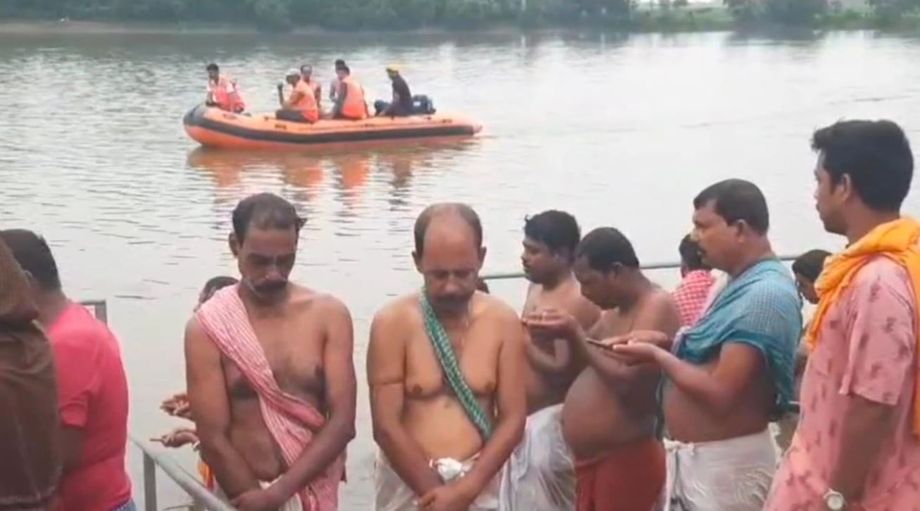 মেদিনীপুর শহরের কংসাবতী নদীর  বীরেন্দ্র সেতু ব্রিজের নিকটে গান্ধী ঘাটে  তর্পণ!