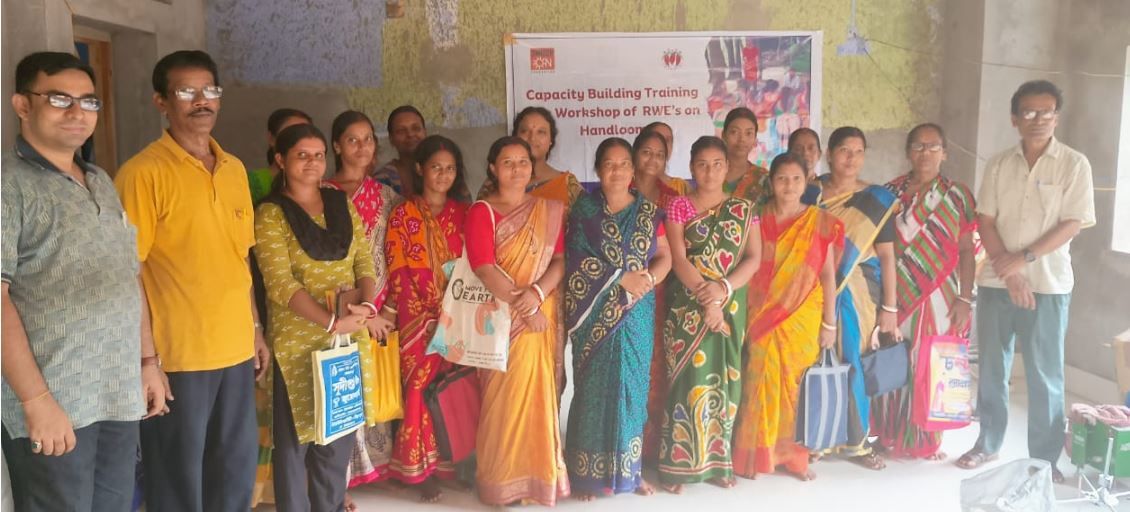 পশ্চিমবঙ্গ সরকারের বাঁকুড়ার  বীরসিংহ গ্রামে সেরিকালচার দপ্তরের যৌথ সহযোগিতায় তসরের ট্রেনিং!