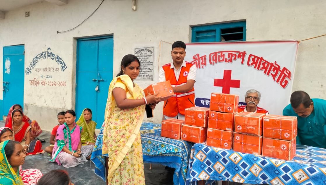 ভারতীয় রেডক্রশ সোসাইটির উদ্যোগে বিভিন্ন বন্যা কবলিত এলাকার  ত্রিপল ও ত্রাণ বিতরণ!