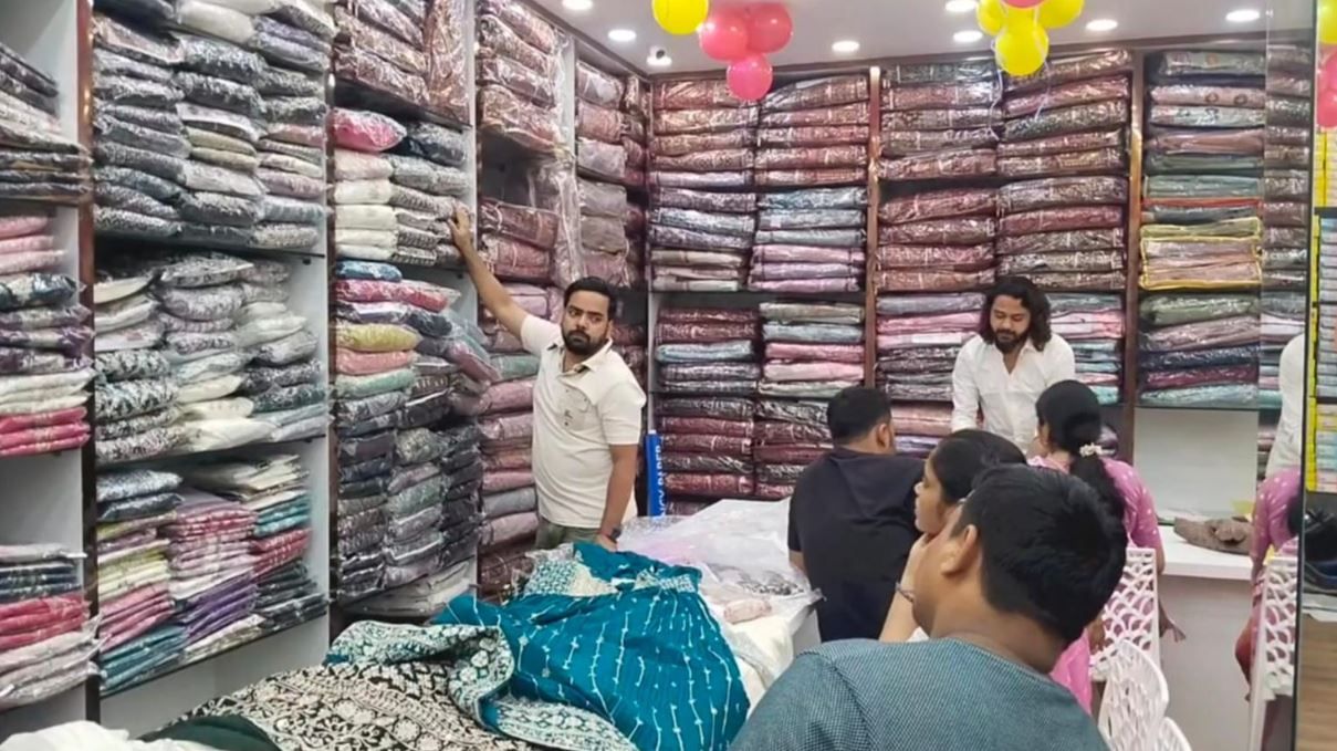 বাচ্চা থেকে বয়স্ক মহিলাদের পোশাকের সম্ভার নিয়ে এলো একই ছাদের তলায় মন ময়ূরী!