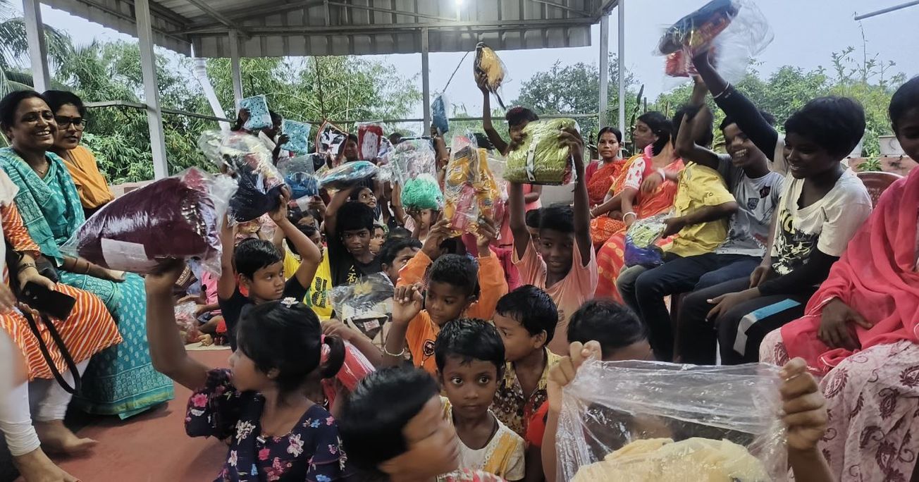 স্বেচ্ছাসেবী ইচ্ছে ডানার সংস্থা  উদ্যোগে  শারদ উৎসব উপলক্ষ্যে বস্ত্র বিতরণ কর্মসূচি!