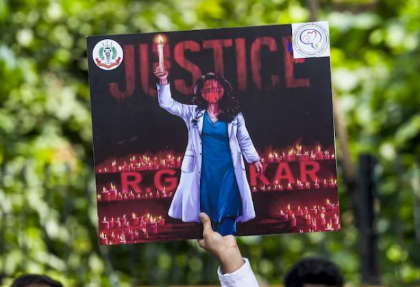 আরজি করের তরুণী চিকিৎসক-পড়ুয়ার ধর্ষণ ও খুনের ঘটনা ধর্নায় বসবেন নির্যাতিতার বাবা-মা এবং পরিবারের অন্য সদস্যরা!