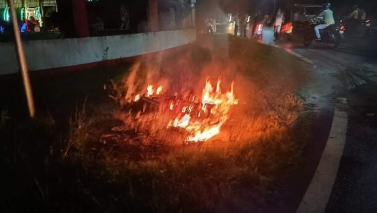 আসানসোলের  চিত্তরঞ্জন রেল ইঞ্জিন কারখানার জিএম অফিসের কাছে আচমকা বাইকের ইঞ্জিনে আগুন !