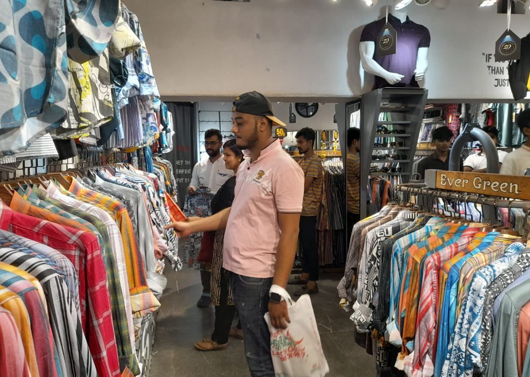 বাংলাদেশে সরগরম পুজোর বাজার, কেনাকাটায় ভারত না যেতে পেরে আক্ষেপ অনেকের!