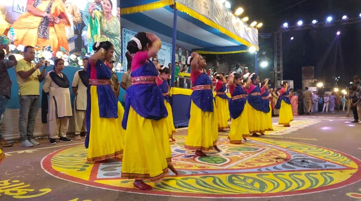 সোমবার মেদিনীপুর  শহরে অনুষ্ঠিত হয়েছে দুর্গাপুজো কার্নিভাল!