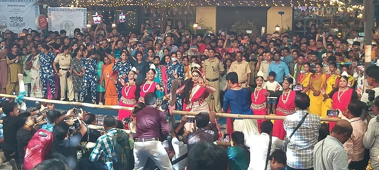 আসানসোলে কার্নিভালে নাচের তালে মাতালেন ঋতুপর্ণা!