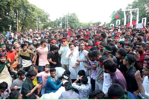 রাষ্ট্রপতির বক্তব্যে ক্ষুব্ধ সরকার, ইস্তফার দাবিতে উত্তাল বাংলাদেশ!