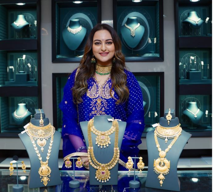 আসানসোলে জিটি রোডের কল্যান জুয়েলার্সের শোরুমে উদ্বোধন করতে এসে রীতিমতো উচ্ছ্বসিত বলিউড অভিনেত্রী সোনাক্ষী সিনহা!