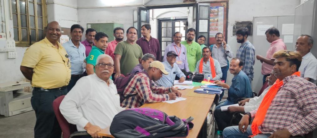 সাউথ ইস্টার্ন রেলওয়ে মজদুর সংঘ (ডিপিআরএমএস) প্রধান চিফ পার্সোনেল অফিসারের কাছে মনোনয়নপত্র জমা!