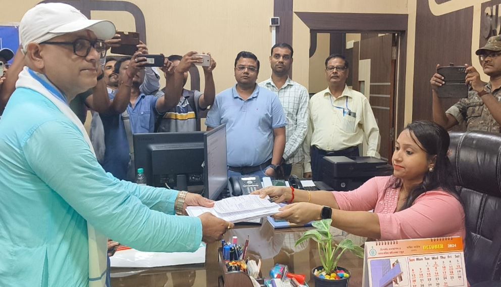দলীয় কর্মী সমর্থকদের সঙ্গে নিয়ে মনোনয়নপত্র জমা দিলেন তৃণমূল প্রার্থী সুজয় হাজরা!