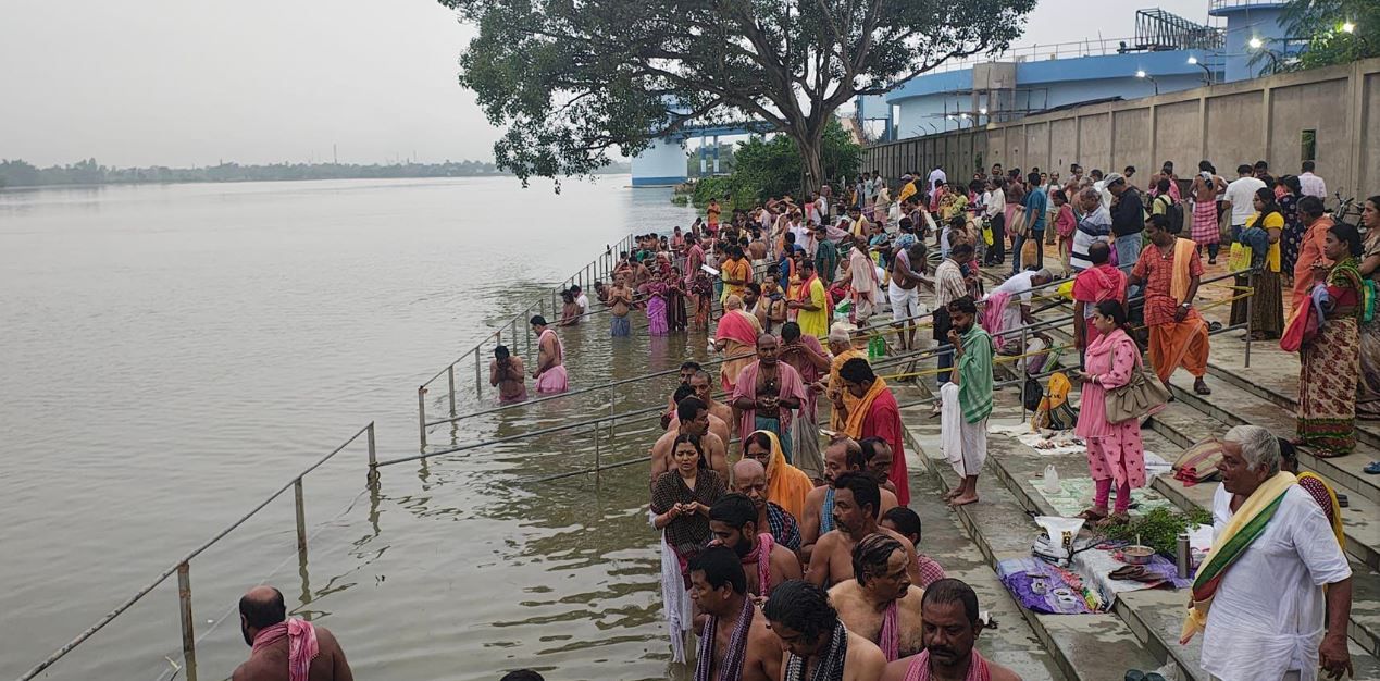 মহালয়ায় পিতৃপুরুষের উদ্দেশ্যে তর্পণ!
