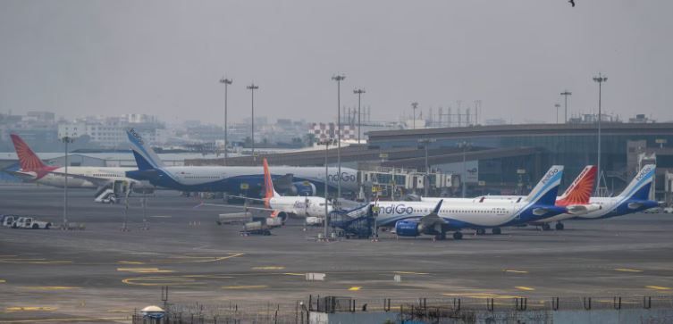 ঘূর্ণিঝড় দানা-র জন্য বৃহস্পতি সন্ধ্যা থেকে বাতিল ৩০০ উড়ান ও ৫৫০ ট্রেন!