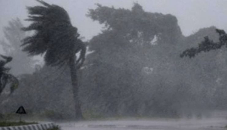 বৃষ্টির জেরে ভয়াবহ ভাঙনের কবলে পড়ল বাঁকুড়ার ইন্দাস ব্লকের সেখডাঙ্গা গ্রাম!