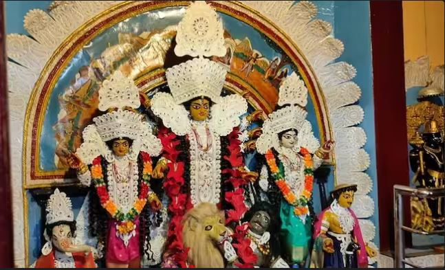 বারাণসীর মদনপুরা বাঙালিটোলায় মুখোপাধ্যায়  পরিবারের দুর্গা মন্দিরে রহস্য!