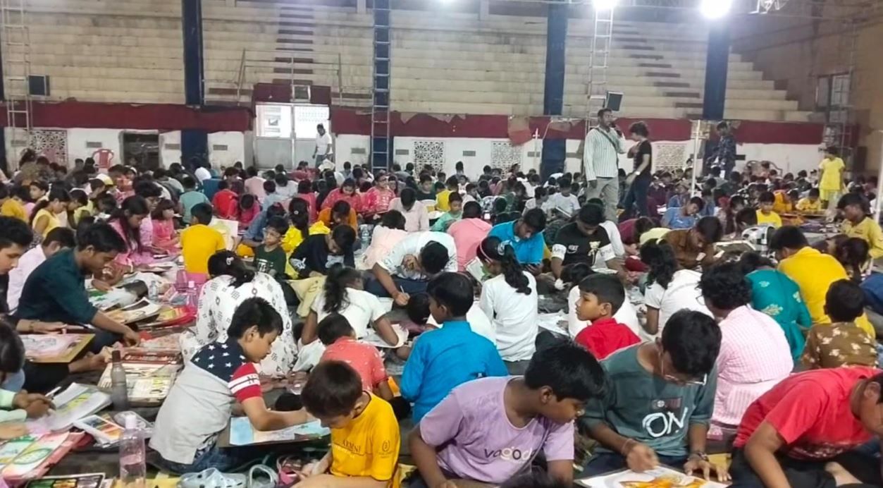 মেদিনীপুর আর্ট একাডেমির পরিচালনায় মেদিনীপুর শহরের স্পোর্টস কমপ্লেক্সে অনুষ্ঠিত হলো  যেমন খুশি আঁকো প্রতিযোগিতা!