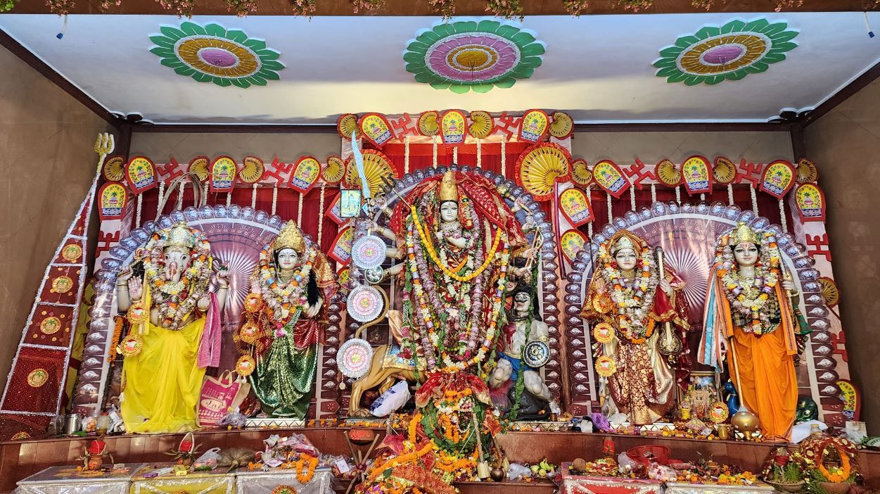 খড়গপুর গোলবাজারে ১০০ বছরের  পুরোনো দুর্গা মন্দিরে প্রতিষ্ঠাবার্ষিকী পালন করা হচ্ছে!