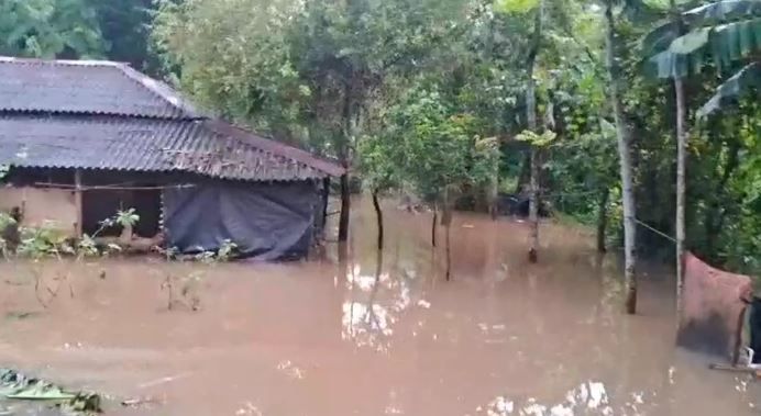 পশ্চিম মেদিনীপুরের  ডেবরা ব্লকের ৫/১ অঞ্চলের বাড়াগড় এলাকার সিজার রোগীকে টিউবের উপরের চাপিয়ে হাসপাতালের পথে পরিবার!