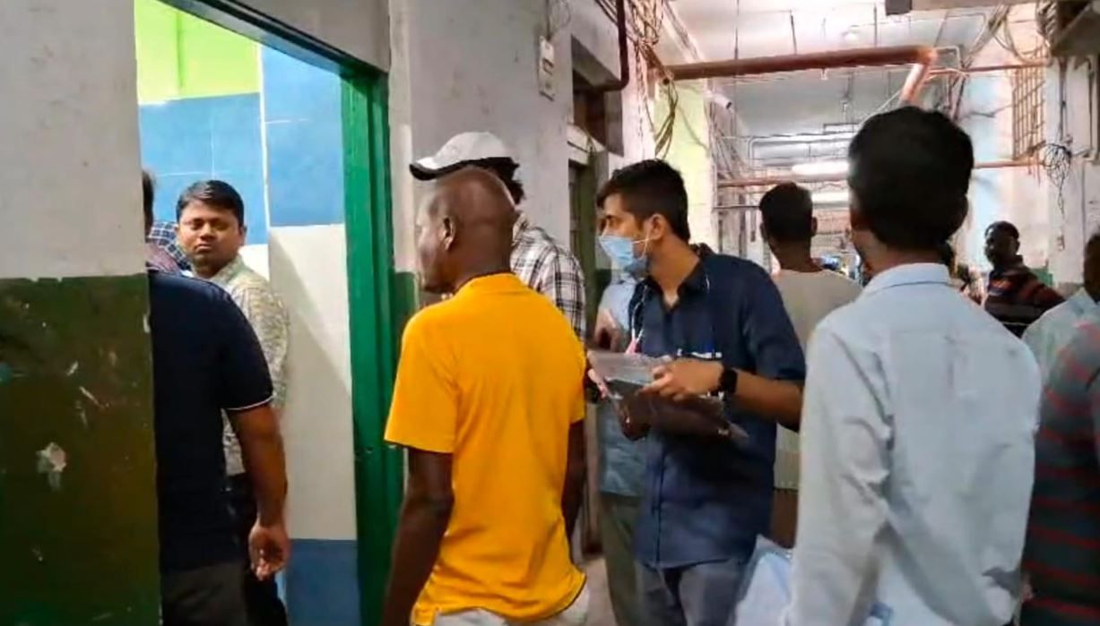 মেদিনীপুর মেডিক্যাল কলেজ ও  হাসপাতালের পরিকাঠামোগত উন্নয়নের দাবিতে বারবার সরব হয়েছিল মেদিনীপুর মেডিক্যালের জুনিয়ার চিকিৎসকেরা