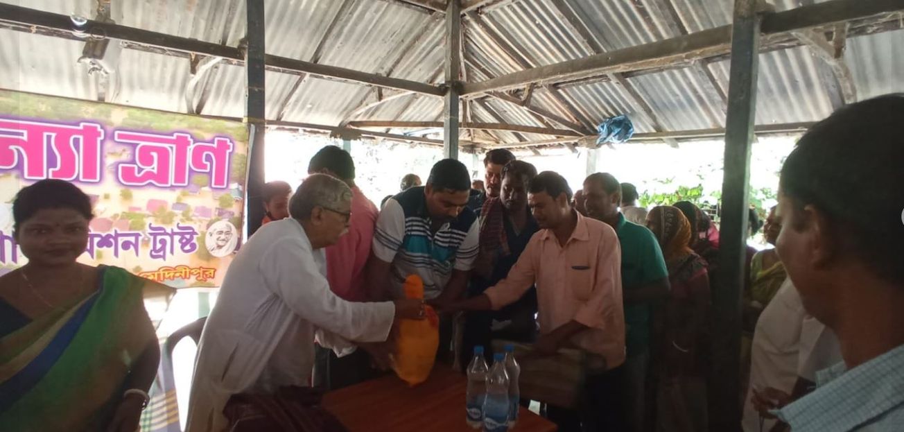বন্যা দুর্গত মানুষের পাশে এসে দাঁড়ালো ঘাটাল দাসপুরের গান্ধী মিশন  ট্রাস্ট!