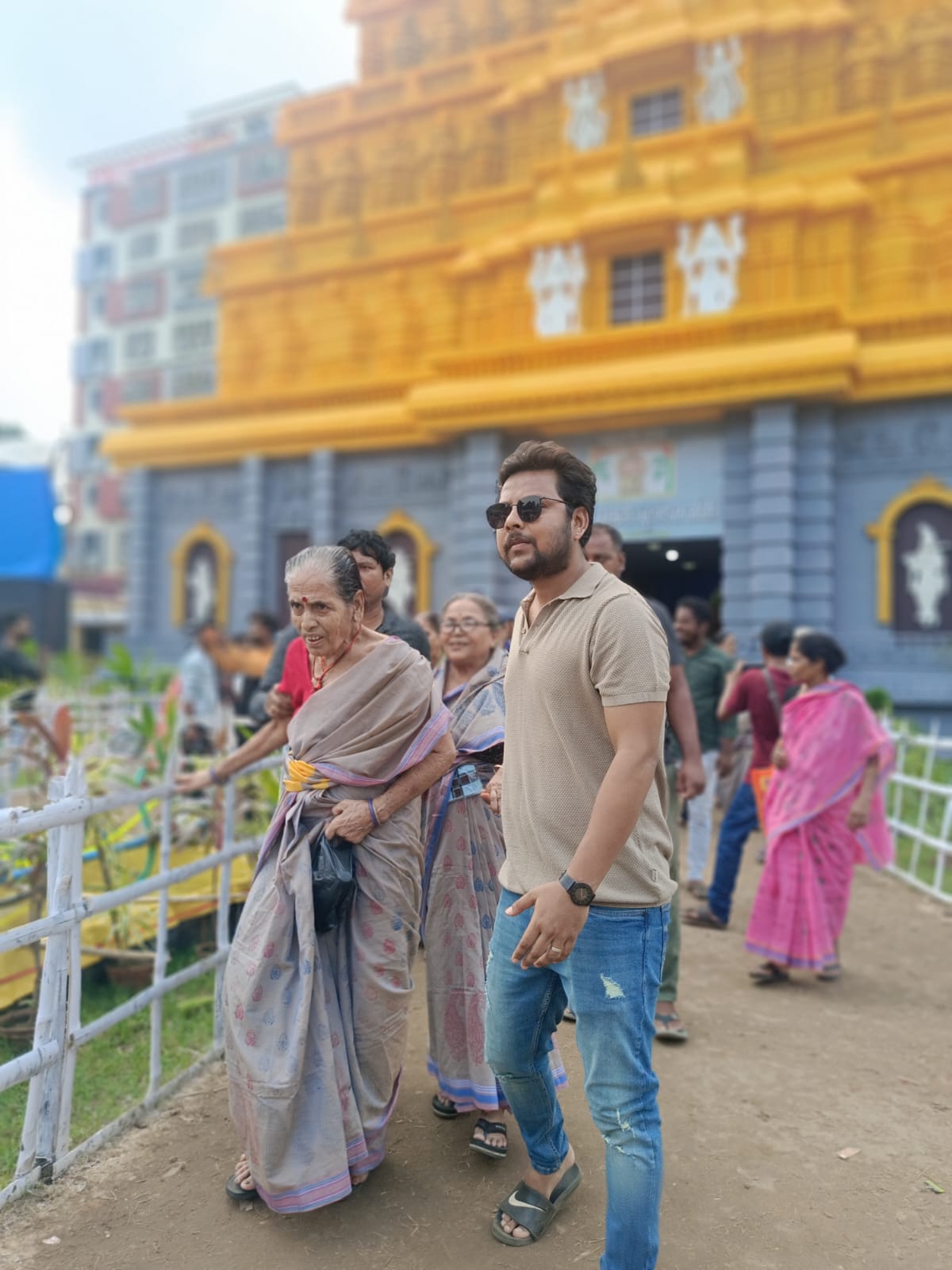 পশ্চিমবাংলার অন্যতম ফুটবল ক্লাব এস বি ইলেভেনের উদ্যোগে পৌরসভার বৃদ্ধাশ্রমের আবাসিকদের নিয়ে প্রতিমা দর্শন!