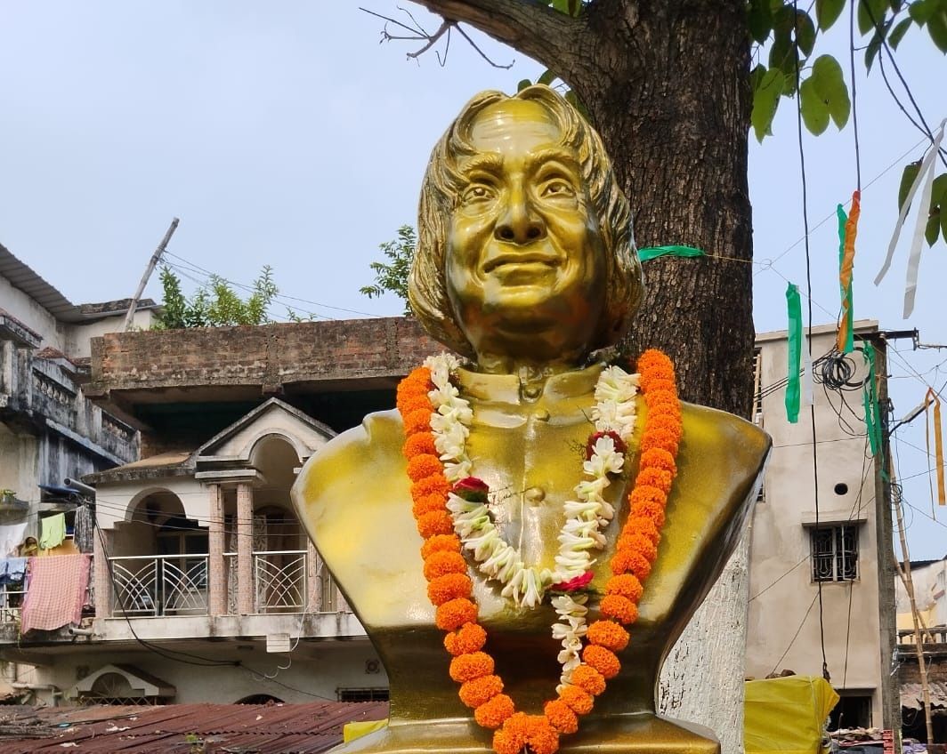 প্রাক্তন রাষ্ট্রপতি 'মিসাইল ম্যান' এ পি জে আব্দুল কালামের মূর্তি উন্মোচন হলো মেদিনীপুরের হবিবপুরে!