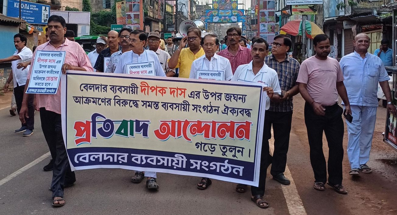 তৃণমূল কর্মীর দাদা গিরির প্রতিবাদে বেলদায় ব্যবসায়ীদের বনধ পালন !