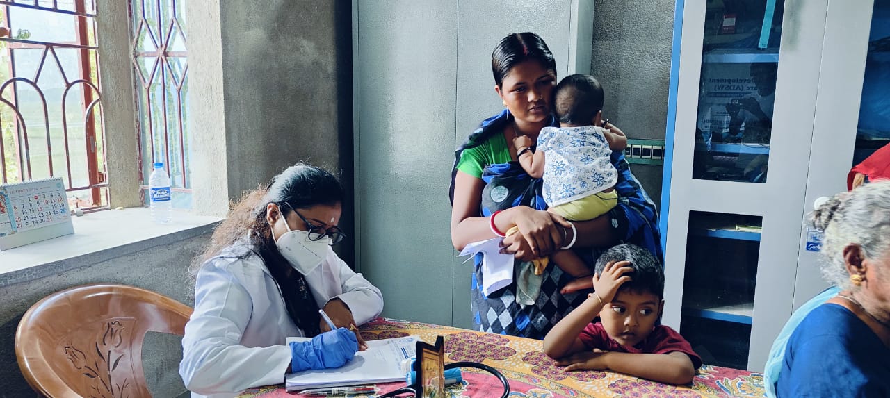 দিগন্তের দিশারী"-র উদ্যোগে বন্যা প্রভাবিত এলাকায় বিনামূল্যে স্বাস্থ্য পরীক্ষা শিবির, ঔষধ প্রদান ও ফলমূল বিতরণ!