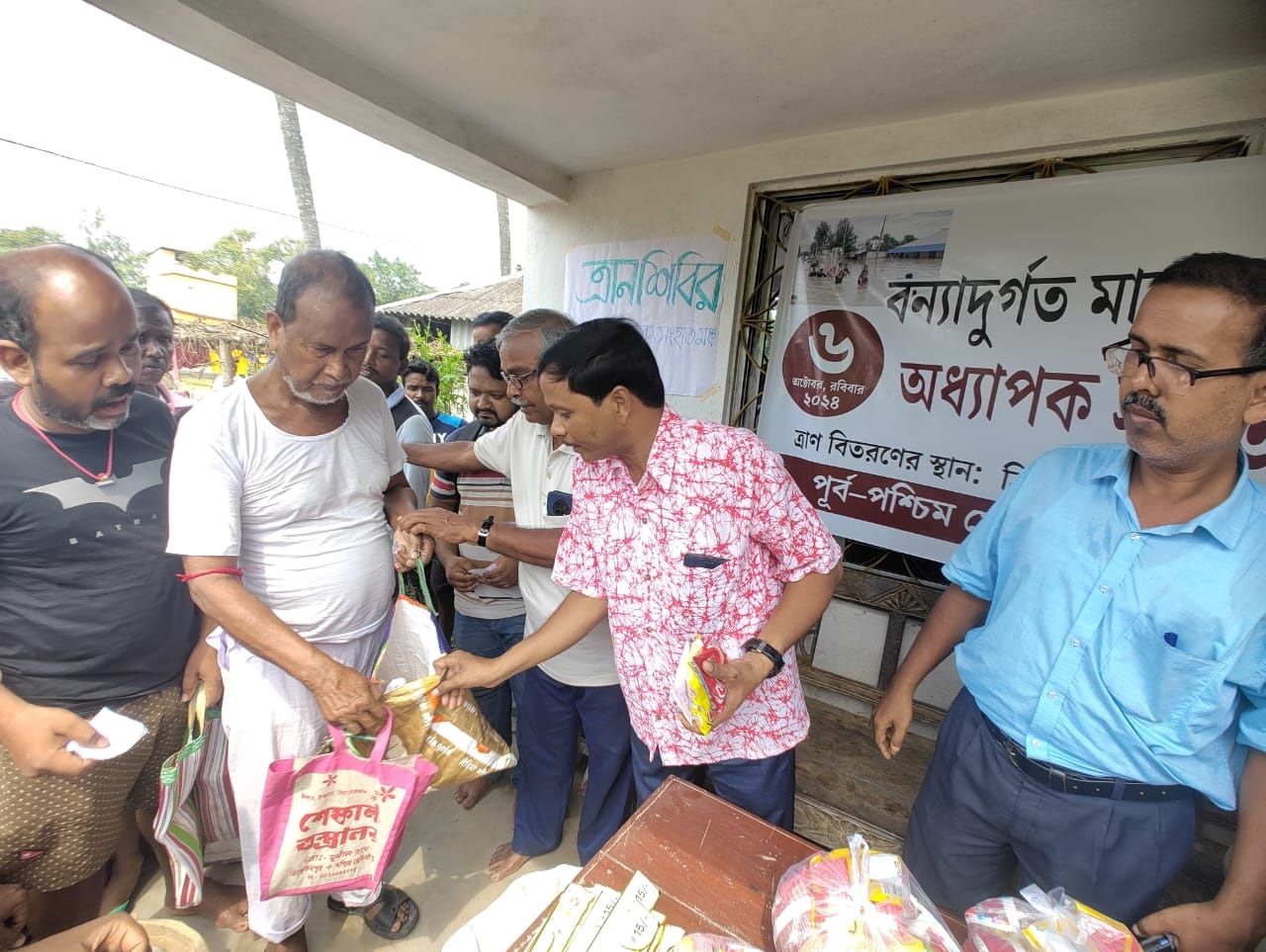 ডেবরা ব্লকের বন্যা দুর্গতদের মধ্যে ত্রাণসামগ্রী বিলি!