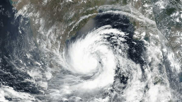 ঘূর্ণিঝড় ডানা'র প্রভাবে পশ্চিম মেদিনীপুরের কেশিয়াড়িতে ভাঙল বাড়ির একাংশ!