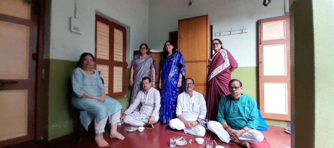 পৈতৃক বাড়িতে হাজির হয়ে দিদি ও বোনেদের কাছ থেকে ভাইফোঁটা নিলেন রাজ্যের আইন মন্ত্রী মলয় ঘটক!